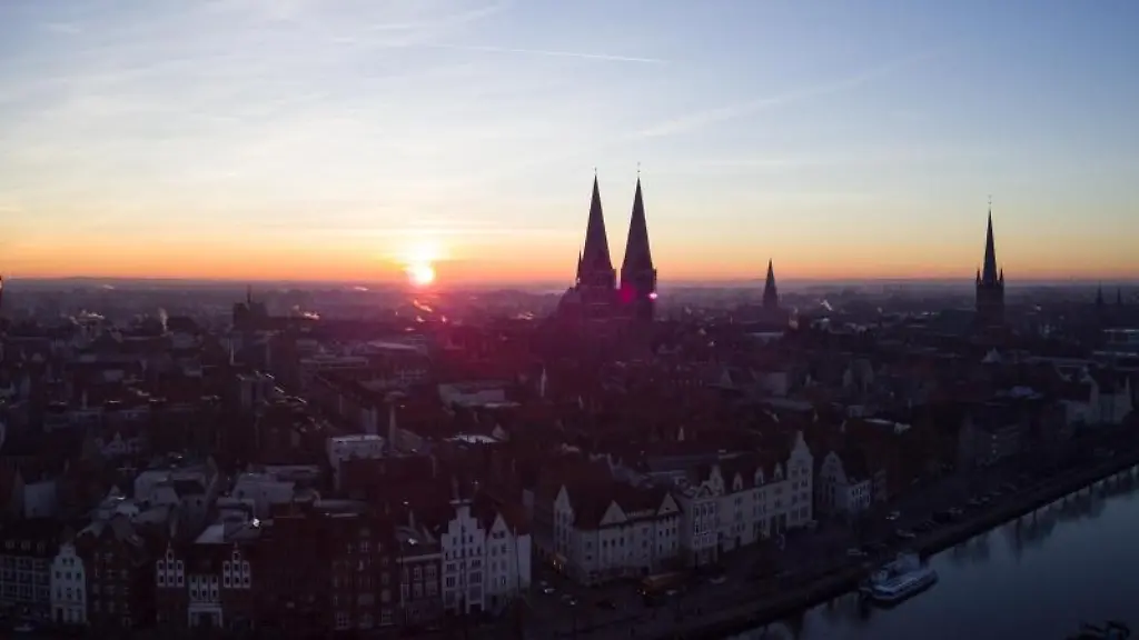 Unabhaengig-von-der-Konfession-sollen-am-24-Dezember-um-14-55-Uhr-die-Glocken-aller-Luebecker-Kirchen-gleichzeitig-laeuten