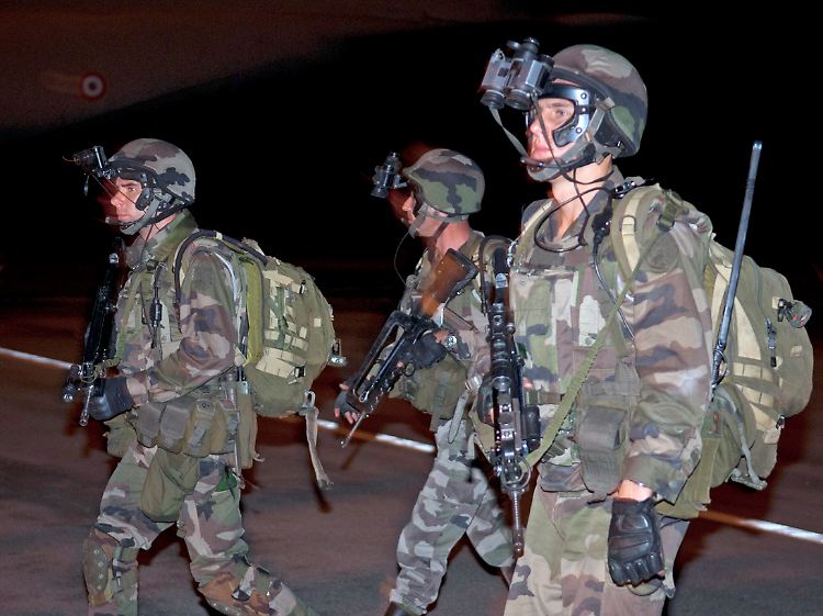 Französische Soldaten übernehmen die Kontrolle über den Flughafen in Abidjan.