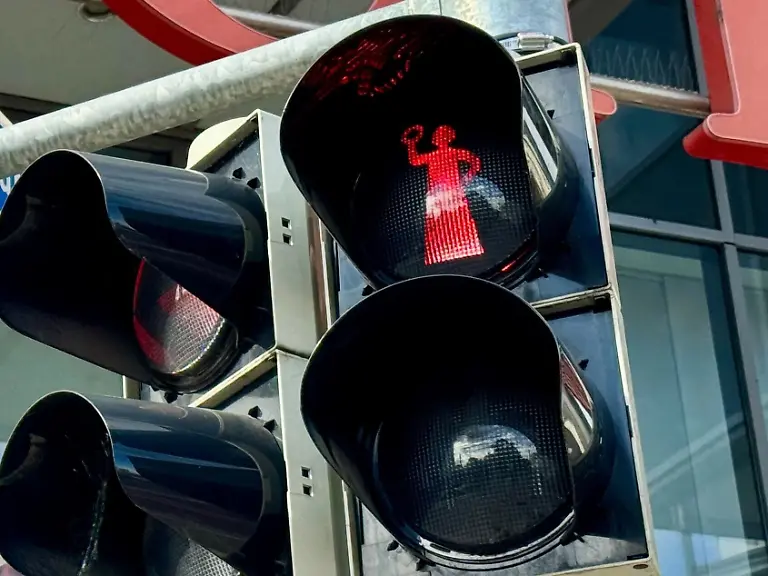 Die-Magdeburger-Jungfrau-leuchtet-rot-an-einer-Ampel-an-der-Kreuzung-Ernst-Reuter-Allee-Otto-von-Guericke-Strasse-Im-Verlauf-des-Jahres-sollen-weitere-Ampelanlagen-mit-Magdeburger-Jungfrau-und-Magdeburger-Reiter-als-Ampelmaennchen-in-der-Innenstadt-folgen