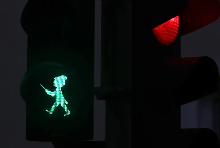 Ein-Ampelmaennchen-welches-den-Komponisten-Richard-Wagner-symbolisiert-leuchtet-an-einer-Ampel-Gruen