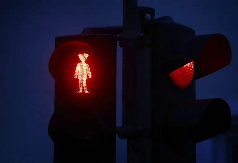Ein-Ampelmaennchen-welches-den-Komponisten-Richard-Wagner-symbolisiert-leuchtet-an-einer-Ampel-Rot