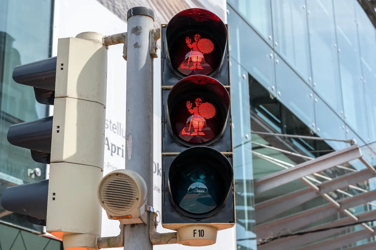 Schleswig-nachdem-im-April-in-Haddeby-die-erste-Wikingerampel-Deutschlands-eingeweiht-wurde-hat-nun-auch-in-der-Schleswiger-Innenstadt-eine-Fussgaengerampel-seit-dem-18-06-2025-Wikinger-als-Ampelmaennchen-stilecht-mit-Wikingerhelmen-Axt-und-Schilden-Am-Uebergang-von-der-Bismarkstrasse-zum-Capitolplatz-regeln-fortan-die-Nordmaenner-auf-einer-kreativen-Verkehrsampel-den-Verkehr-in-der-Wikingerstadt