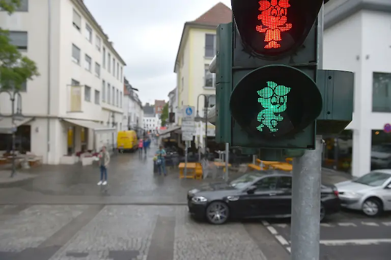 Die-Fussgaengerampeln-zwischen-der-Alten-Bruecke-und-dem-St-Johanner-Markt-in-Saarbruecken-zeigen-ab-sofort-statt-der-klassischen-Ampelmaennchen-Saarlodris-fotografiert-am-Donnerstag-11-07-2019-Auch-am-Fusse-des-Halbergs-sollen-demnaechst-die-Saarlodris-Fussgaengern-zeigen-wann-sie-die-Strasse-ueberqueren-koennen