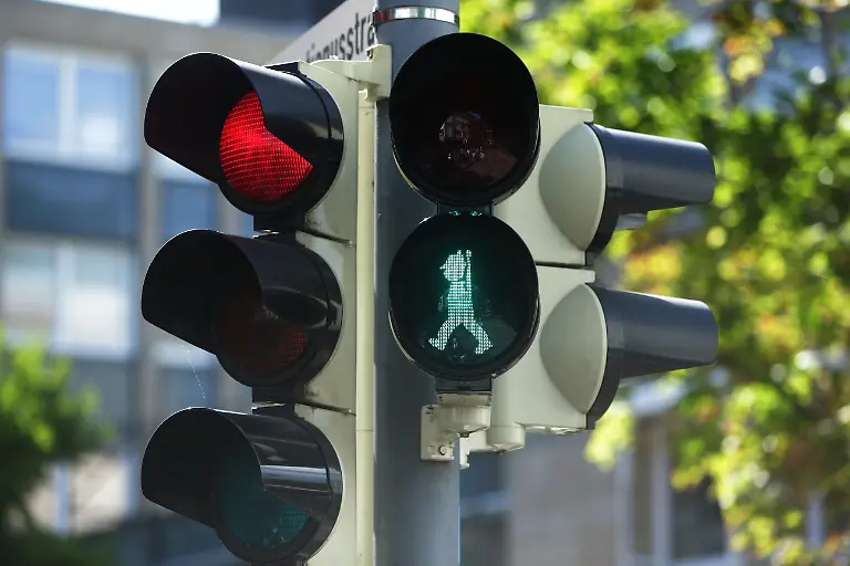 Ein-gruenes-Ampelmaennchen-an-einer-Ampel-traegt-ein-Gewehr-Zum-Schuetzenfest-am-kommenden-Wochenende-24-bis-27-August-sollen-in-Neuss-jetzt-neue-Ampelmaennchen-den-Weg-ueber-die-Strasse-regeln-Wie-die-Stadt-mitteilt-werden-an-insgesamt-acht-Ampeln-rote-und-gruene-Schuetzenmaennchen-aufleuchten-Mit-Hilfe-von-Schablonen-wurden-die-neuen-Umrisse-angebracht