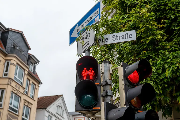 Flensburg-in-Deutschland-noerdlichster-Stadt-gibt-es-seit-2017-eine-sog-Homo-Ampel-also-eine-Fussgaengerampel-mit-gleichgeschlechtlichen-Paaren-maennlich-und-weiblich-Anfangs-war-diese-Ampelanlage-in-der-Rathausstrasse-Seit-2022-regeln-die-medienwirksamen-Ampeln-an-der-Kreuzung-Toosbueystrasse-Norderstrasse-bzw-Neue-Strasse-Norderstrasse-den-Fussgaengerverkehr-und-setzen-weiter-ein-Zeichen-gegen-Homophobie-und-fuer-Toleranz