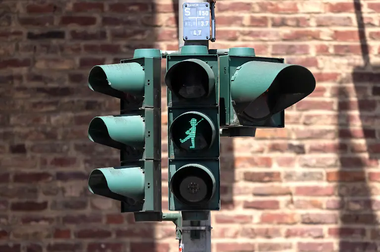 In-Moenchengladbach-gibt-es-jetzt-Schuetzen-Ampelmaennchen-Die-neuen-Ampelmaennchen-stehen-an-dem-Fussgaengerueberweg-Aachener-Strasse-Sandradstrasse