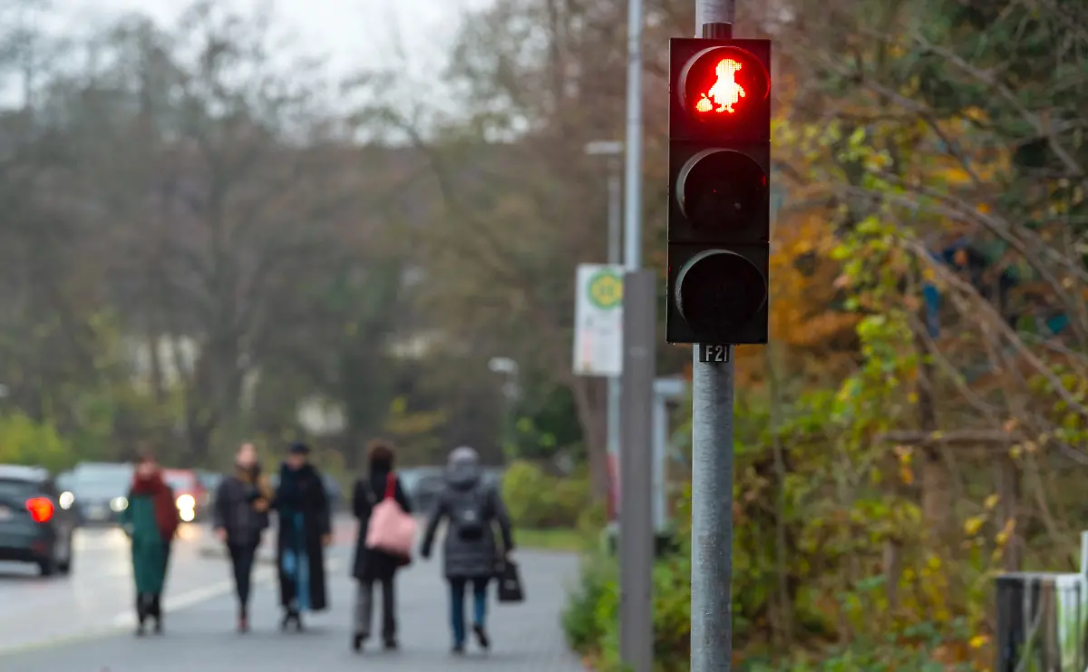 Eine-Fussgaengerampel-steht-mit-einem-Abbild-des-Weihnachtsmannes-als-Ampelmaennchen-Die-Stadt-Lueneburg-hat-an-einer-Fussgaengerampel-das-Ampelmaennchen-auf-Weihnachten-getrimmt