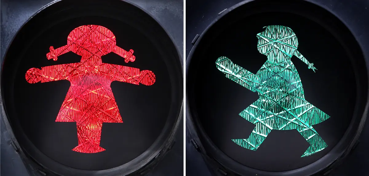 Die-Bildkombo-vom-11-03-2013-zeigt-eine-rot-l-und-eine-gruen-leuchtende-Ampelfrau-an-einer-Fussgaengerampel-in-Sonthofen-Bayern-An-mehreren-Fussgaengerampeln-in-der-Sonthofener-Innenstadt-wurden-die-Leuchtsymbole-von-maennlich-auf-weiblich-umgestellt-Foto-Karl-Josef-Hildenbrand-dpa-zu-dpa-lby-vom-11-03