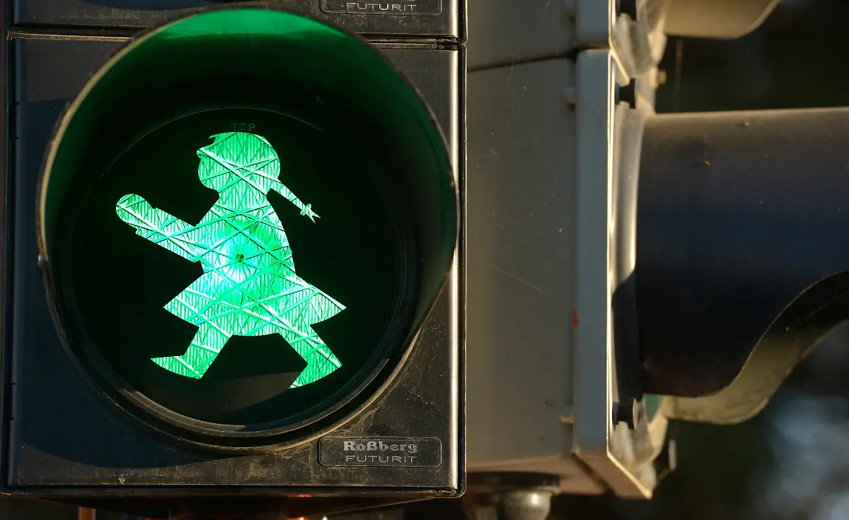 Das-Ampelfrauchen-an-einer-Fussgaengerampel-im-saechsischen-Zwickau
