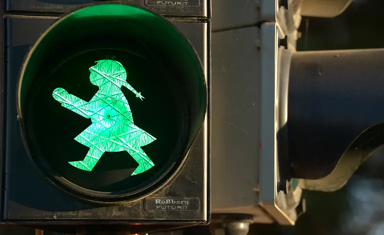Das-Ampelfrauchen-an-einer-Fussgaengerampel-im-saechsischen-Zwickau