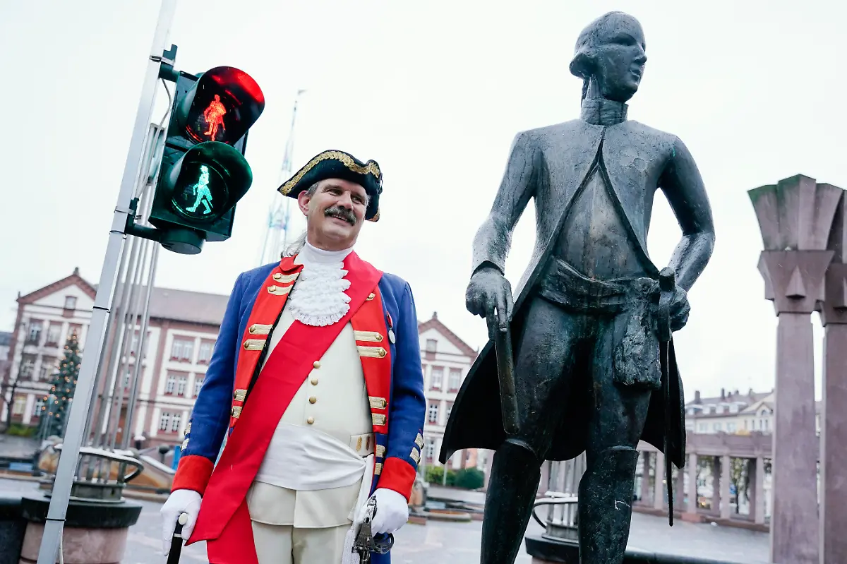 Ein-Darsteller-und-die-Figur-von-Landgraf-Ludwig-IX-stehen-bei-der-Einweihung-einer-Fussgaengerampel-die-ein-Konterfei-von-Landgraf-Ludwig-IX-zeigt-neben-einer-Ampelanlage-Mit-dem-Adeligen-Ampelmaennchen-will-die-Stadt-Pirmasens-ihren-Gruender-wuerdigen-Ludwig-IX-war-von-1768-bis-1790-Landgraf-von-Hessen-Darmstadt-und-Gruender-der-Stadt-Pirmasens