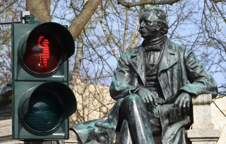 Vor-dem-Fontane-Denkmal-am-Fontaneplatz-steht-eine-Fussgaengerampel-mit-einem-Abbild-des-Schriftstellers-Theodor-Fontane-als-Ampelmaennchen-Die-Ampel-wurde-im-Rahmen-des-Fontane-Jahres-in-Betrieb-genommen