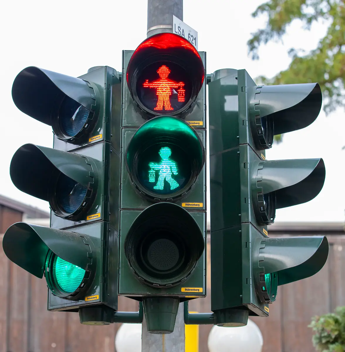 Die-erste-Bergmannsampel-im-Ruhrgebiet-an-der-Muelheimer-Strasse-in-Duisburg-am-Zoo