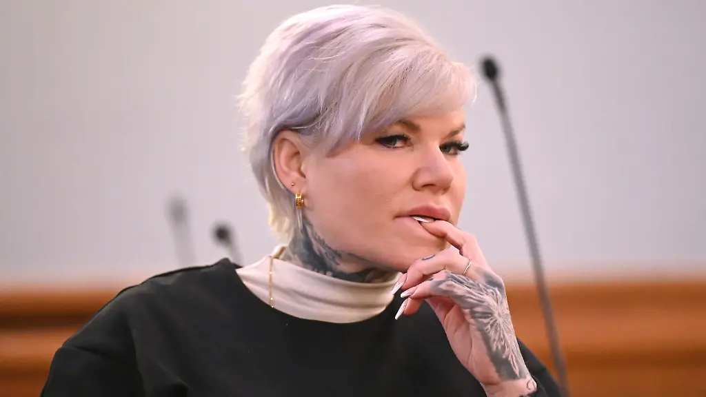 Melanie-Mueller-sitzt-am-voraussichtlich-letzten-Prozesstag-ihres-Berufungsprozesses-im-Gerichtssaal-des-Landgerichts-Die-Schlagersaengerin-steht-wegen-Hitlergruss-Vorwuerfen-erneut-vor-Gericht-Die-ehemalige-RTL-Dschungelkoenigin-wehrt-sich-mit-einer-Berufung-gegen-ihre-Verurteilung