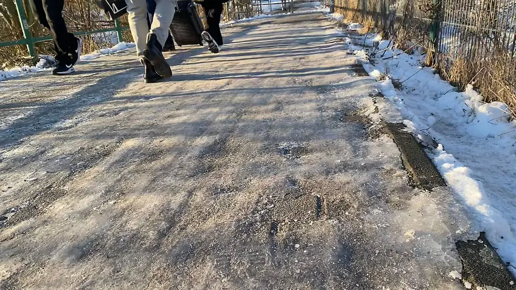 Ab-Montagabend-koennte-es-in-Berlin-Glatteis-geben-sagen-die-Meteorologen