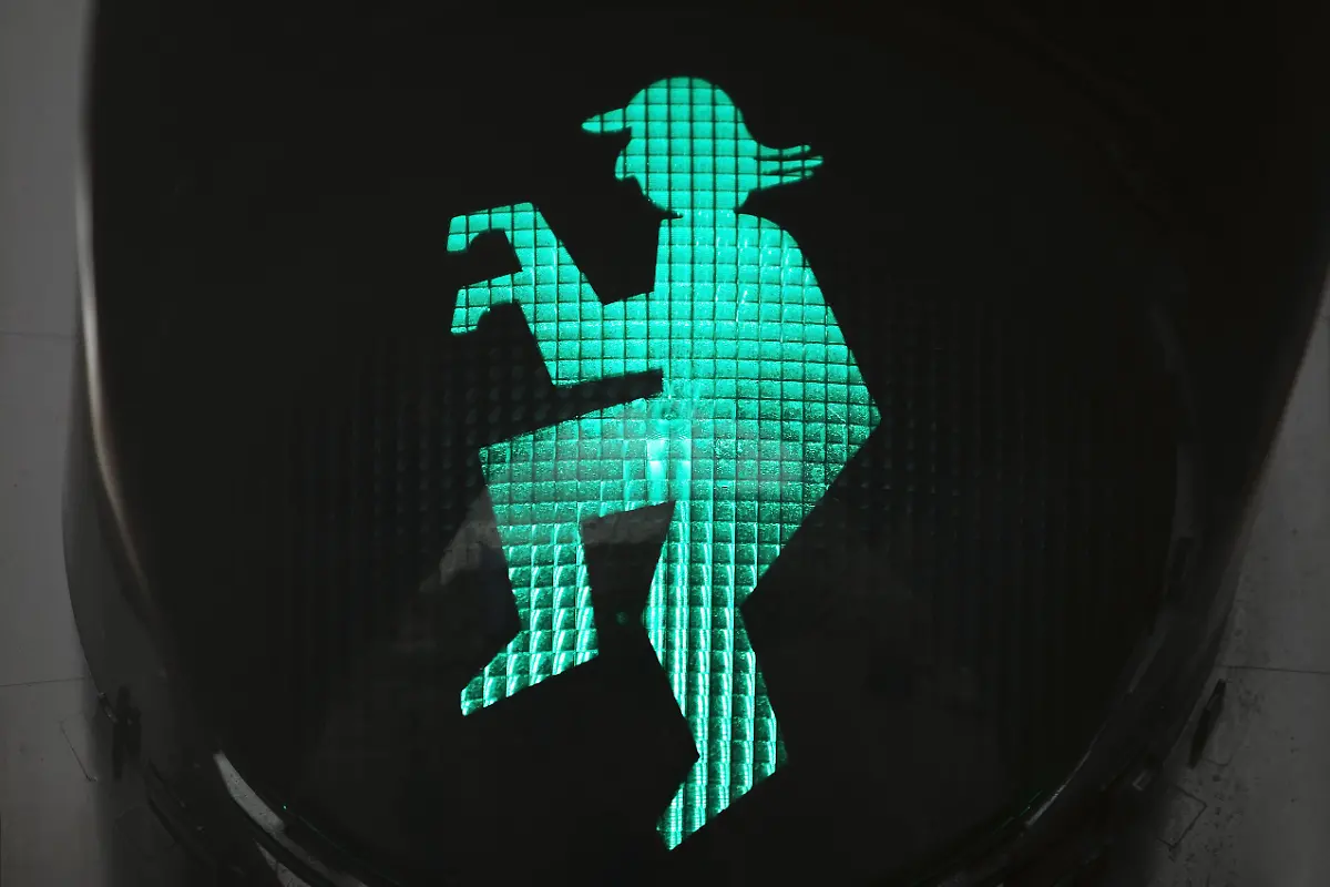 Fussgaengerampel-mit-gruenem-Otto-Waalkes-Ampelmaennchen-nahe-dem-Otto-Huus-Emden-Ostfriesland-Niedersachsen-Deutschland-Europa