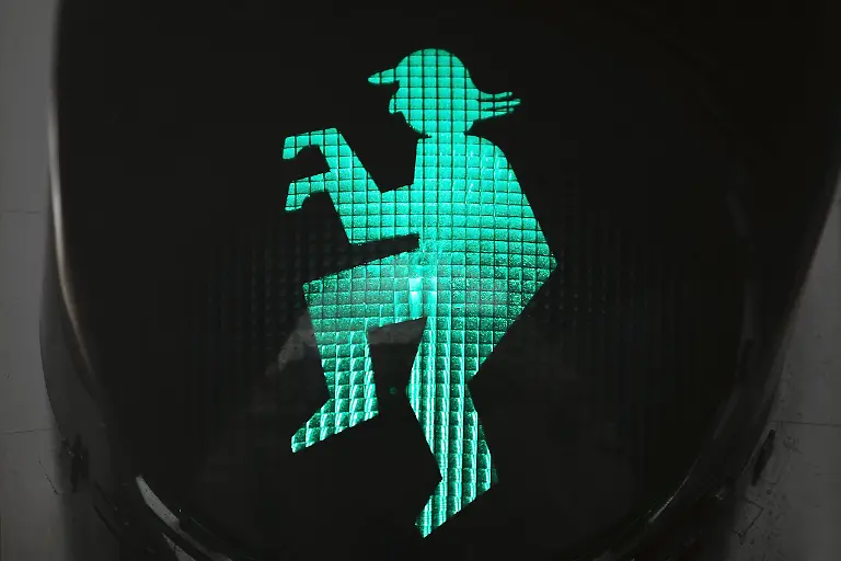 Fussgaengerampel-mit-gruenem-Otto-Waalkes-Ampelmaennchen-nahe-dem-Otto-Huus-Emden-Ostfriesland-Niedersachsen-Deutschland-Europa