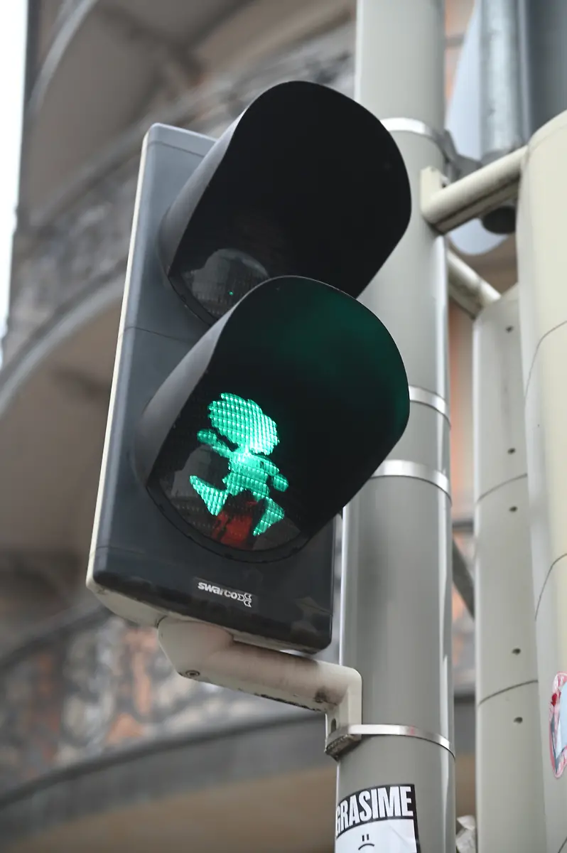 Enthuellung-der-ersten-Pumuckl-Ampel-nahe-der-ehemaligen-Meister-Eder-Werkstatt-im-Lehel-mit-Einweihung-durch-Oberbuergermeister-Dieter-Reiter-Mobilitaetsreferent-Georg-Dunkel-Illustratorin-Barbara-von-Johnson-Und-Ellis-Kaut-Tochter-Ursula-Baynall-6-Februar-2025