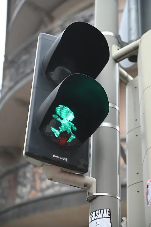 Enthuellung-der-ersten-Pumuckl-Ampel-nahe-der-ehemaligen-Meister-Eder-Werkstatt-im-Lehel-mit-Einweihung-durch-Oberbuergermeister-Dieter-Reiter-Mobilitaetsreferent-Georg-Dunkel-Illustratorin-Barbara-von-Johnson-Und-Ellis-Kaut-Tochter-Ursula-Baynall-6-Februar-2025