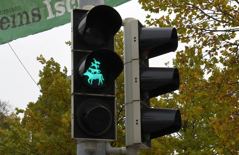 ARCHIV-17-10-2017-Bremen-Die-Bremer-Stadtmusikanten-sind-als-Gruenes-Signal-an-einer-Ampel-vor-einer-Kreuzung-an-einem-der-Eingaenge-zum-Freimarkt-zu-sehen-zu-dpa-Rattenfaenger-darf-in-Hameln-kein-Ampelmaennchen-werden-vom-26-06