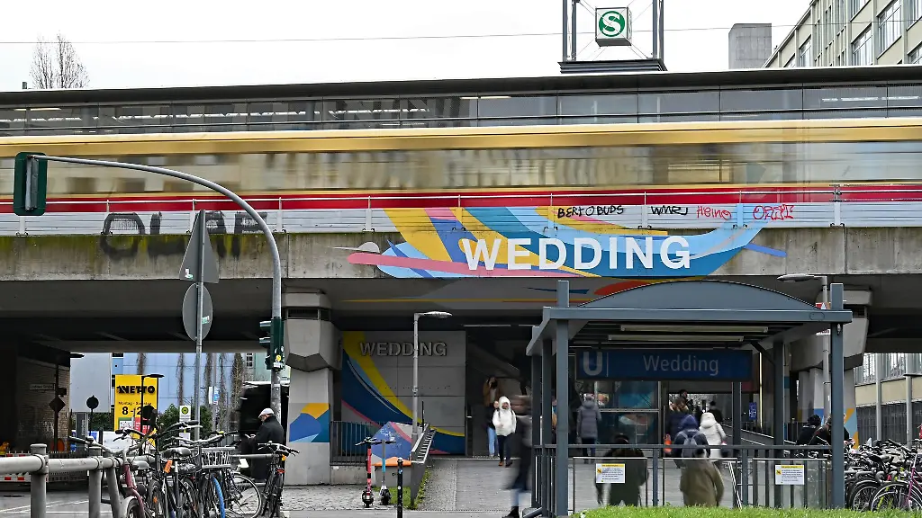 Wegen-mutmasslicher-Brandstiftung-bleibt-der-S-Bahnhof-Wedding-voraussichtlich-bis-Anfang-Februar-vom-Ringbahnverkehr-getrennt