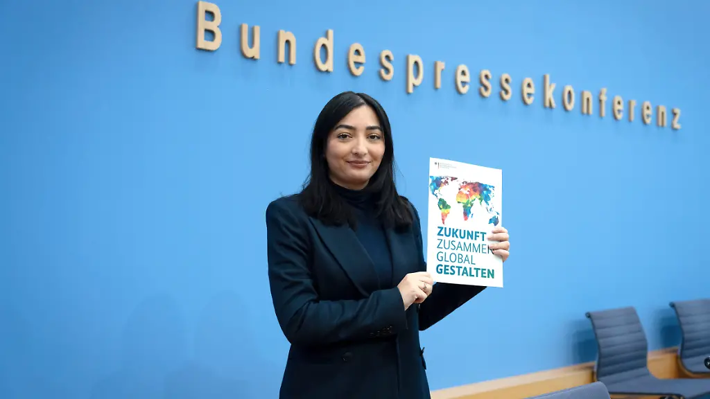 Reem-Alabali-Radovan-bei-der-Bundespressekonferenz-Reformplan-Zukunft-zusammen-global-gestalten-zur-Neuausrichtung-der-deutschen-Entwicklungszusammenarbeit-im-Haus-der-Bundespressekonferenz-Berlin-12-01