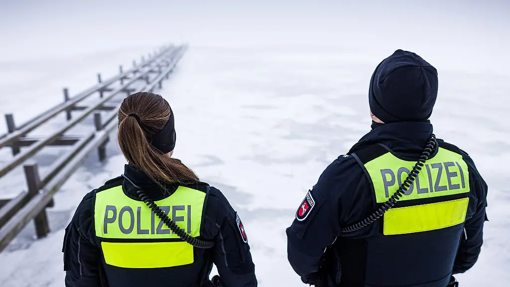 Einsatzkraefte-der-Polizei-kontrollierten-am-Sonntagmorgen-die-Eisflaeche-des-zugefrorenen-Steinhuder-Meeres