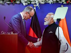 Narendra Modi R Premierminister Von Indien Und Bundeskanzler Friedrich Merz CDU Geben Eine Gemeinsame Pressekonferenz Es Ist Die Erste Groessere Asien Reise Des Kanzlers Seit Seinem Amtsantritt Im Mai