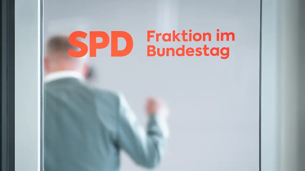 Logo-SPD-Bundestagsfraktion-mit-Abgeordneten-in-der-Unschaerfe