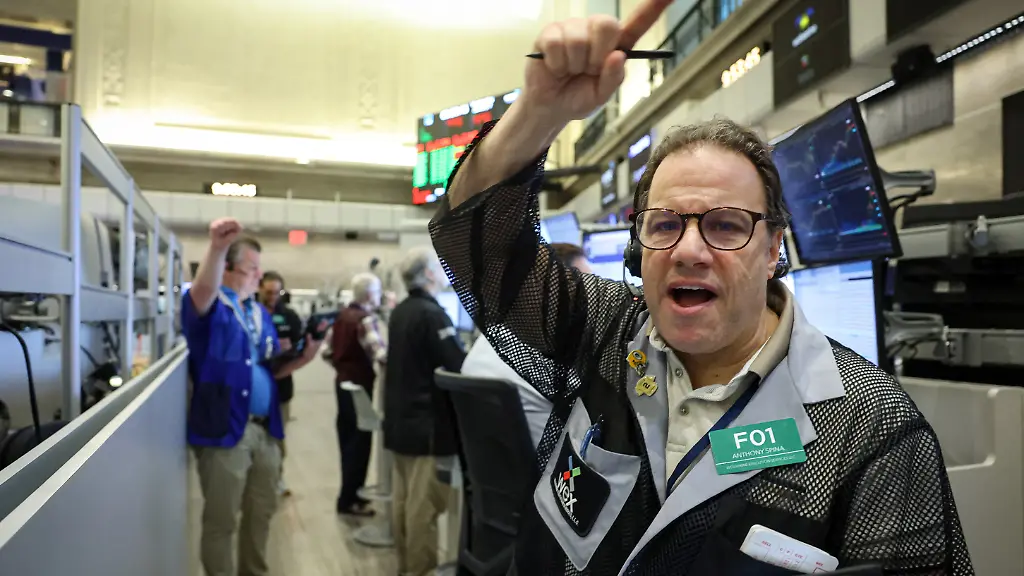 Futures-options-traders-work-on-the-floor-at-the-New-York-Stock-Exchange-s-NYSE-American-AMEX-in-New-York-City-U-S-January-7-2026