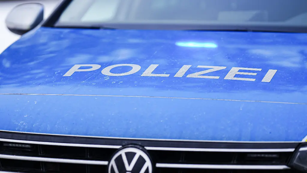 Aufschrift-Polizei-auf-Polizeiauto-Symbolfoto-Blaulicht-10-01