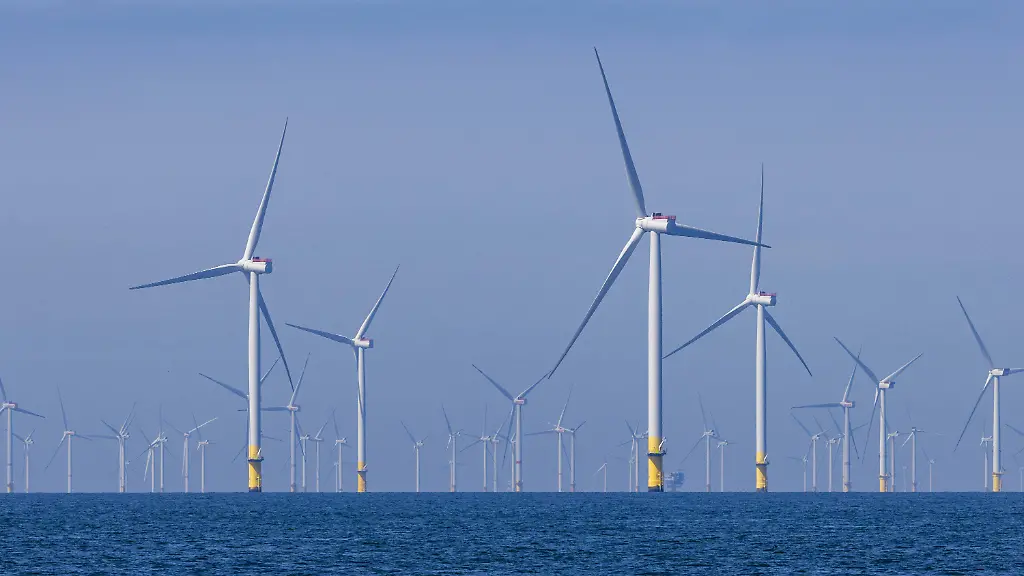 News-Bilder-des-Tages-View-of-an-offshore-wind-energy-park-during-a-press-moment-of-Orsted-on-Tuesday-06-August-2024-on-the-transportation-of-goods-with-Heavy-Lift-Cargo-Drones-to-the-offshore-wind-turbines-in-the-Borssele-1-and-2-wind-farm-in-Zeeland-Netherlands-This-is-a-first-for-the-offshore-wind-sector-that-such-large-drones-are-being-used-in-an-offshore-wind-farm