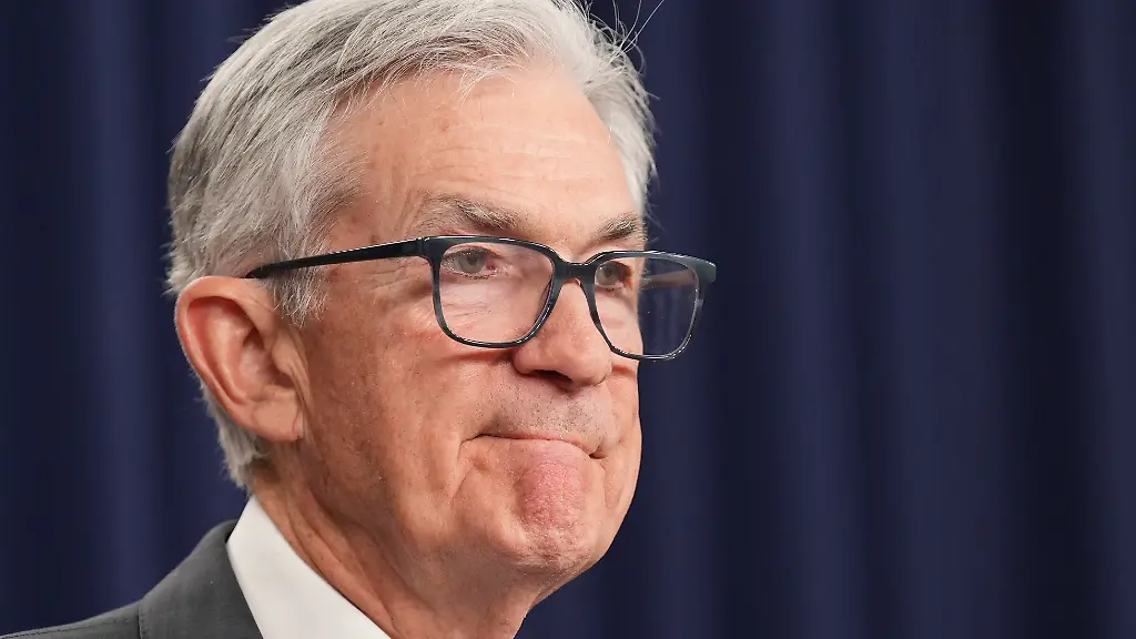 Der-Vorsitzende-der-Federal-Reserve-FED-Jerome-Powell-reagiert-waehrend-einer-Pressekonferenz-bei-der-Federal-Reserve