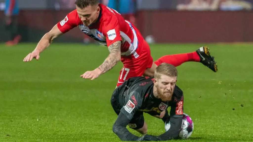 Heidenheims-Florian-Pick-und-Regensburgs-Jan-Niklas-Beste-l-r-im-Zweikampf-um-den-Ball