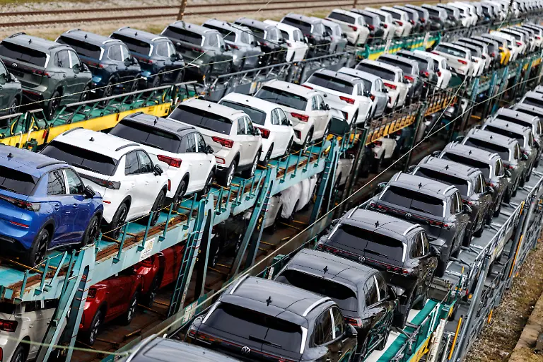 Zahlreiche-Autotransportwagen-mit-Neufahrzeugen-vom-Unternehmen-Volkswagen-stehen-am-20-10-2025-auf-den-Gleisanlagen-von-einem-Rangierbahnhof-in-Muenchen-Bayern-Der-VW-Konzern-bekommt-die-Kaufzurueckhaltung-mit-einem-schwachen-Absatz-von-Fahrzeugen-zu-spueren-Volkswagen-ist-die-Kernmarke-der-Volkswagen-AG-Die-Volkswagen-Aktiengesellschaft-VW-AG-Volkswagen-Group-ist-ein-Automobilhersteller-aus-Deutschland-und-einer-der-fuehrenden-Automobilkonzerne-weltweit