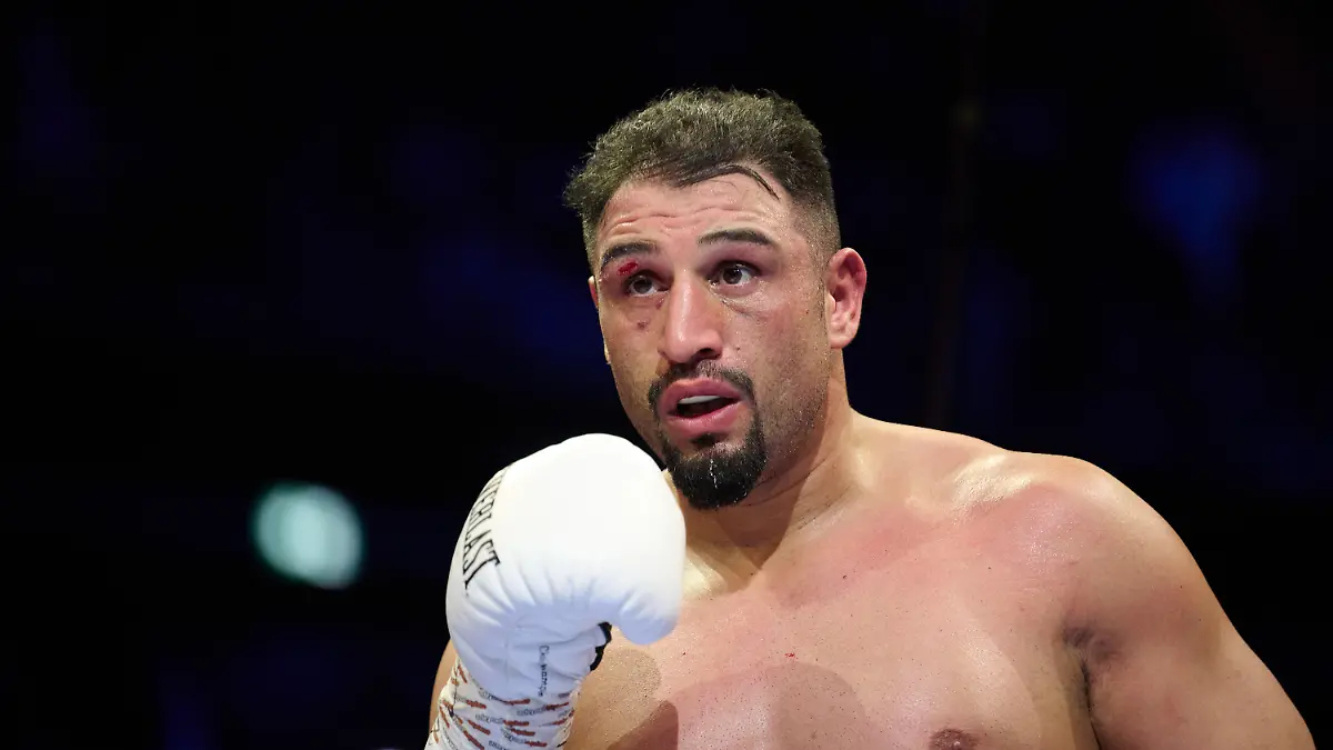 10-01-2026-Nordrhein-Westfalen-Oberhausen-Boxen-Schwergewicht-WBC-Kabayel-Deutschland-Knyba-Polen-Koenig-Pilsener-Arena-Agit-Kabayel-in-Aktion