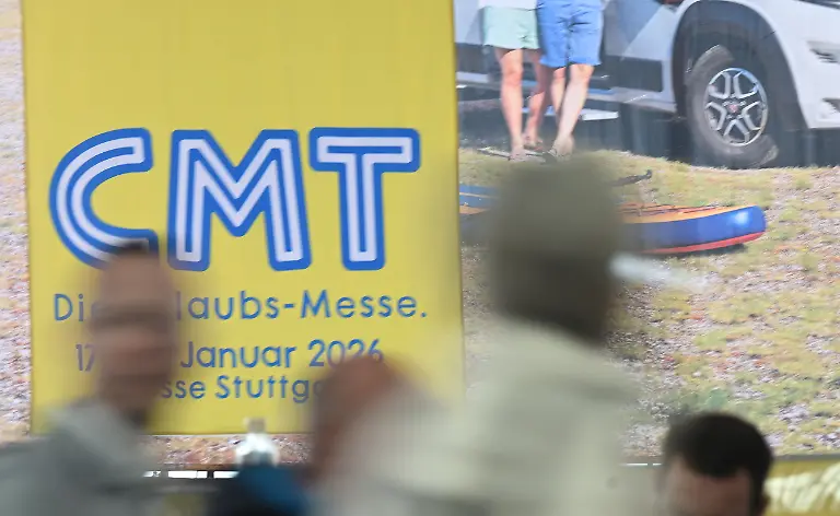Besucher-gehen-in-den-Hallen-der-Messe-Caravan-Motor-und-Touristik-CMT-an-einem-Logo-der-Messe-vorbei-Nach-eigenen-Angaben-handelt-es-sich-um-die-weltweit-groesste-Publikumsmesse-fuer-Tourismus-und-Freizeit