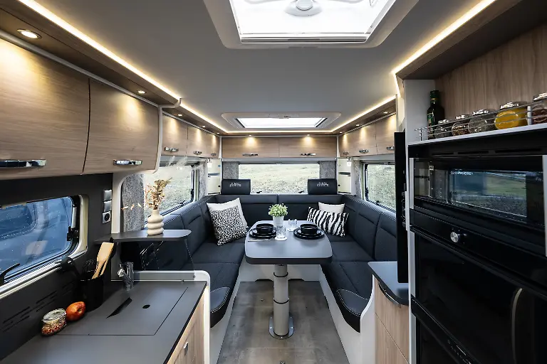 Der-I7400-Plus-bietet-eine-ueppigen-komplett-neu-entwickelte-Rundumsitzgruppe-im-hinteren-Abteil