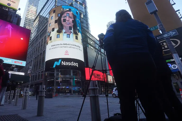 2020-12-10T145526Z-2087059425-RC2EKK9NS0E6-RTRMADP-3-AIRBNB-IPO
