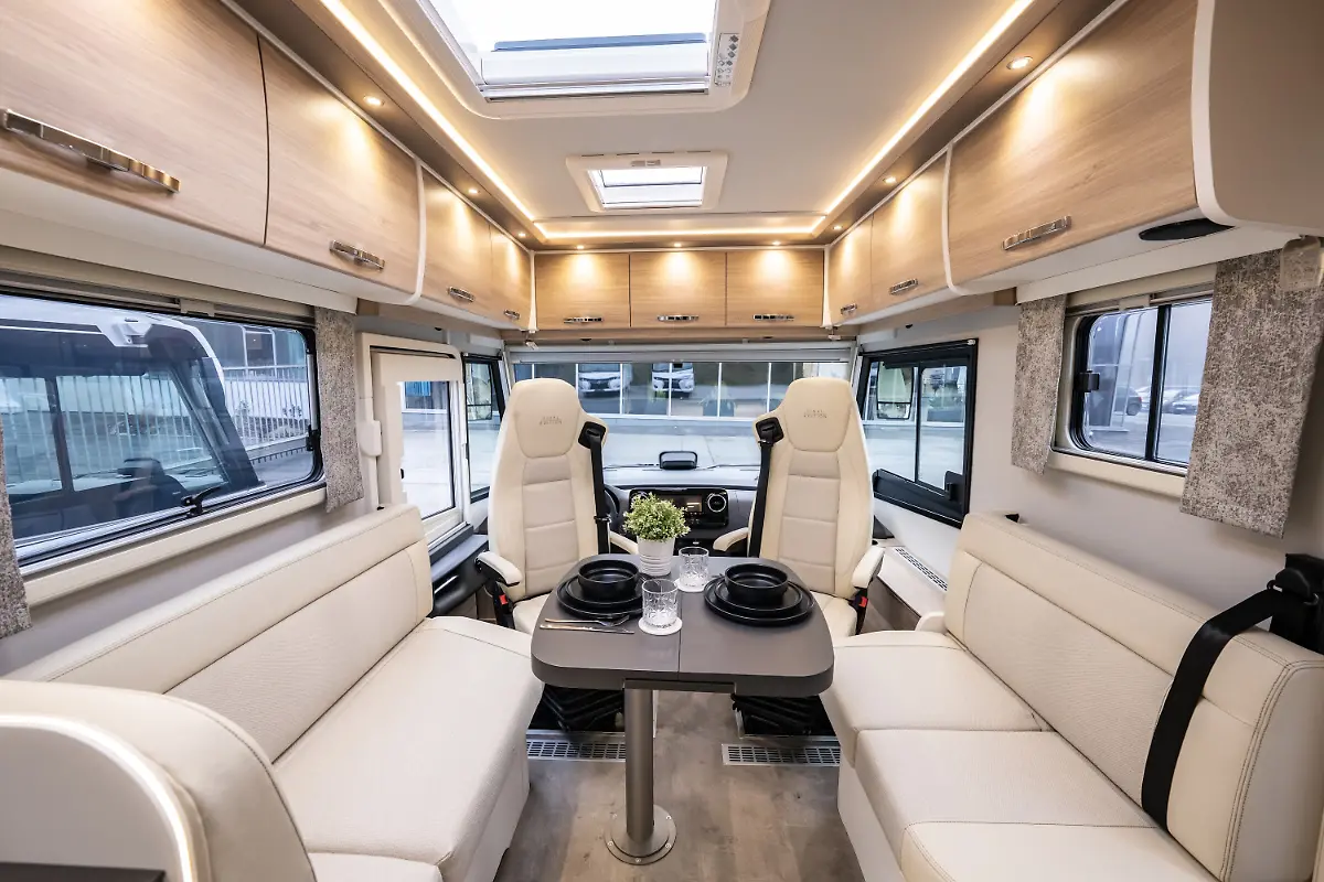 Dank-Face-to-face-Sitzgruppe-kann-man-sich-im-Platin-in-groesseren-Gruppen-zusammenfinden