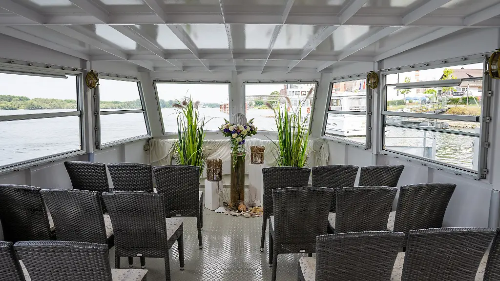 Truebs-Unternehmen-kooperiert-fuer-Flussbestattungen-mit-einem-Schiffseigner-der-sonst-Freizeit-und-Touristenfahrten-anbietet