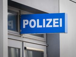 Baden-Württemberg: Schneepflug stürzt Hang hinab: Termin für Bergung noch offen