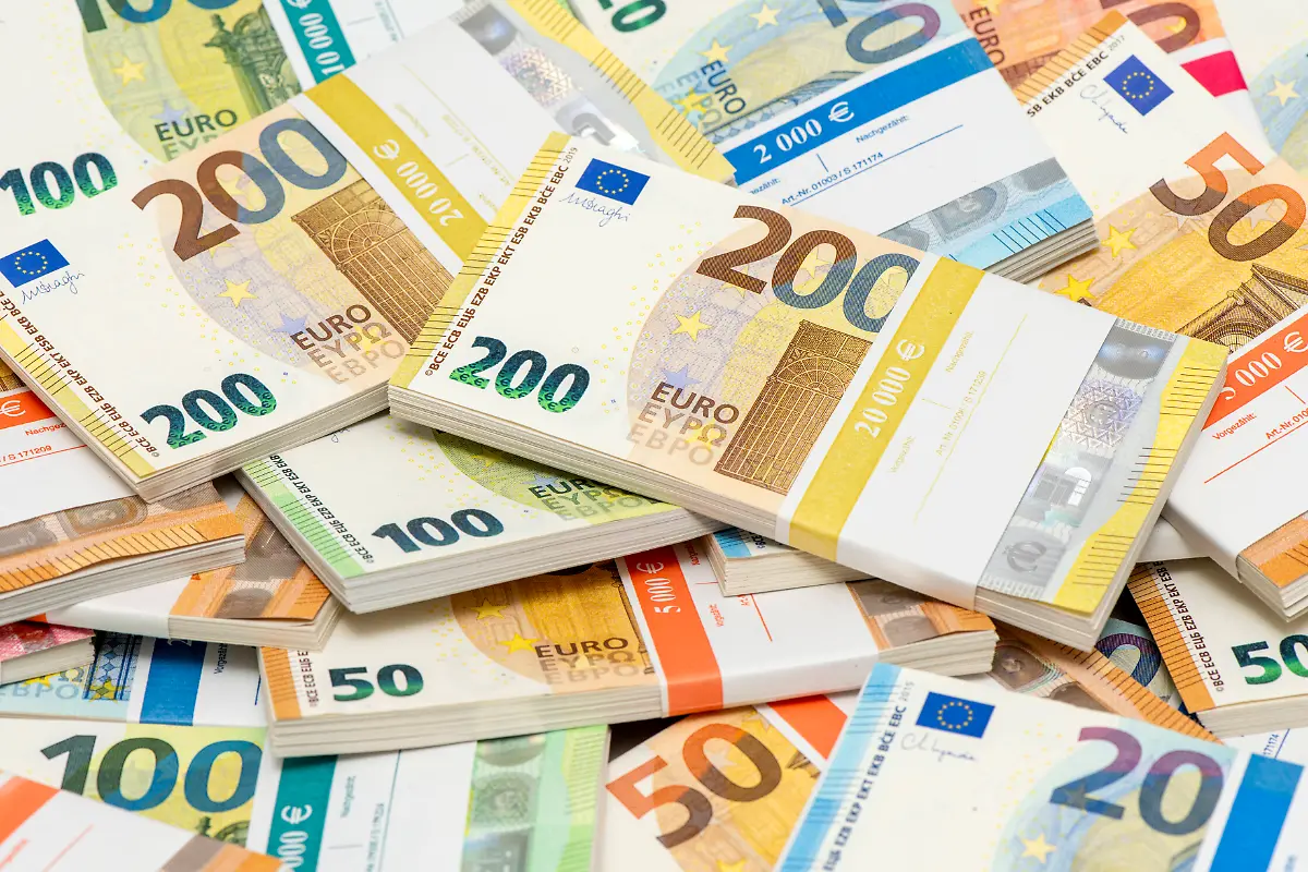 Euro-Bargeld-mit-Geldschein-und-Banknote