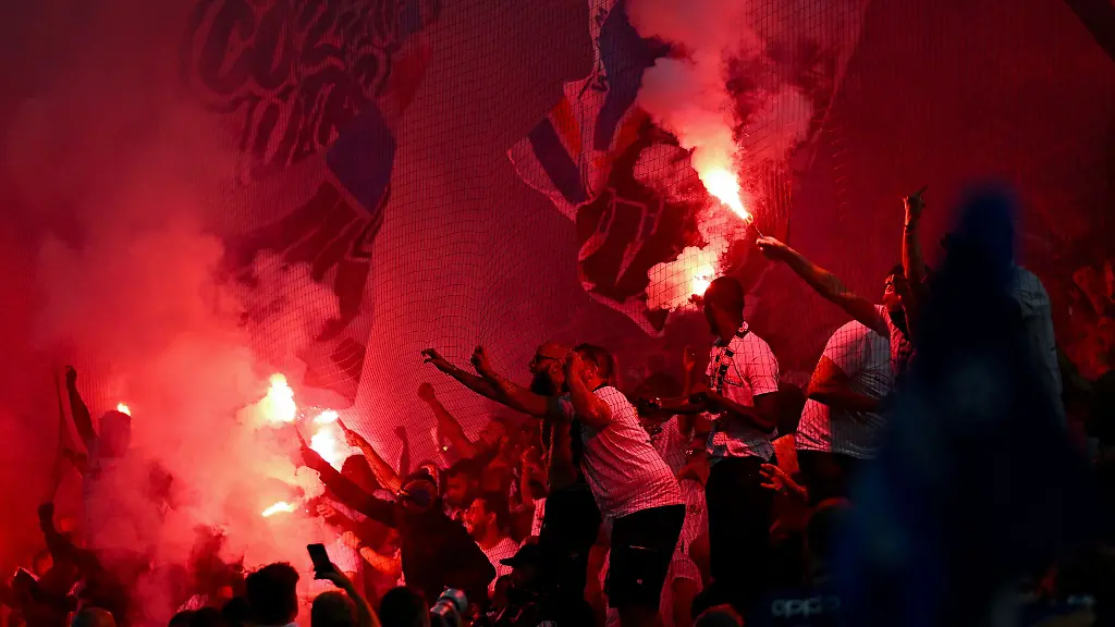 Ein-Stadionbesucher-in-Bochum-hatte-eine-vergleichbare-Handfackel-wie-bei-diesem-Spiel-zwischen-Paris-und-Mailand-gezuendet-Allerdings-hatte-er-den-Griff-zuvor-gekuerzt-und-sich-damit-strafbar-gemacht