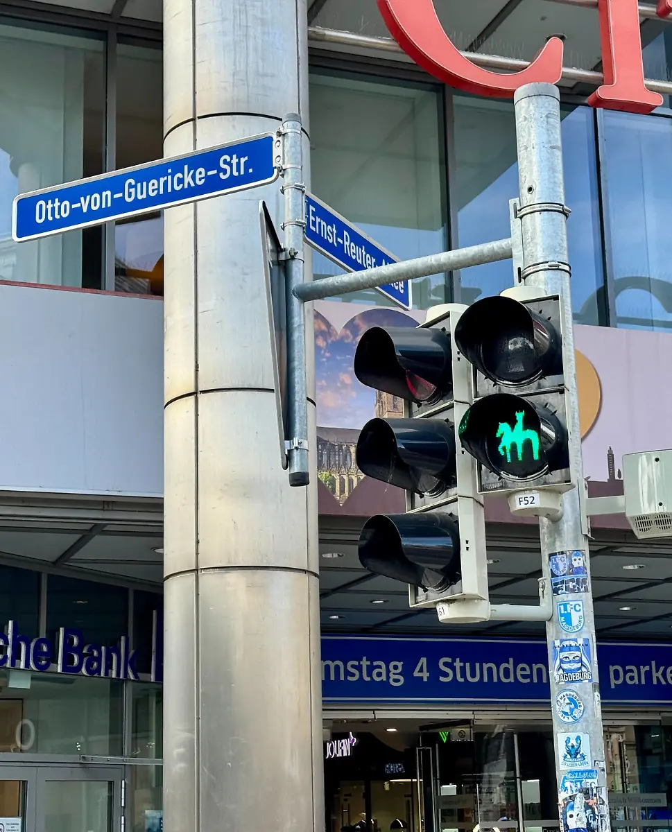 Der-Magdeburger-Reiter-leuchtet-gruen-an-einer-Ampel-an-der-Kreuzung-Ernst-Reuter-Allee-Otto-von-Guericke-Strasse-Im-Verlauf-des-Jahres-sollen-weitere-Ampelanlagen-mit-Magdeburger-Jungfrau-und-Magdeburger-Reiter-als-Ampelmaennchen-in-der-Innenstadt-folgen