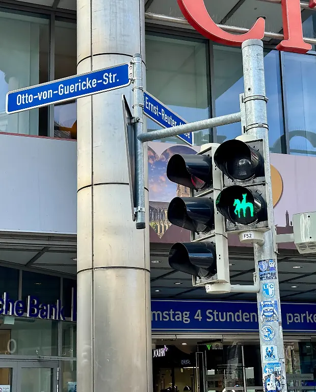 Der-Magdeburger-Reiter-leuchtet-gruen-an-einer-Ampel-an-der-Kreuzung-Ernst-Reuter-Allee-Otto-von-Guericke-Strasse-Im-Verlauf-des-Jahres-sollen-weitere-Ampelanlagen-mit-Magdeburger-Jungfrau-und-Magdeburger-Reiter-als-Ampelmaennchen-in-der-Innenstadt-folgen