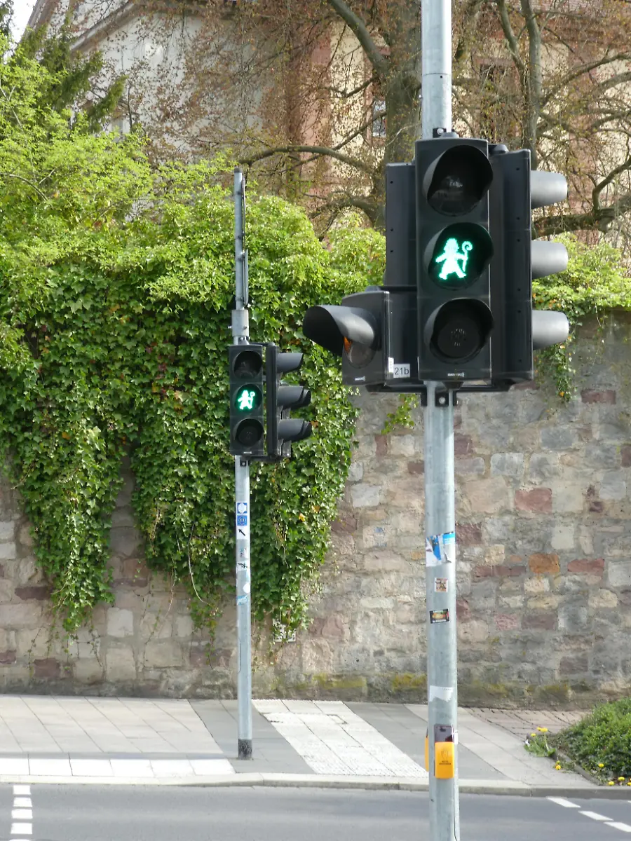 Ampelmaennchen-in-Gestalt-des-Bonifatius-am-Dom-zu-Fulda