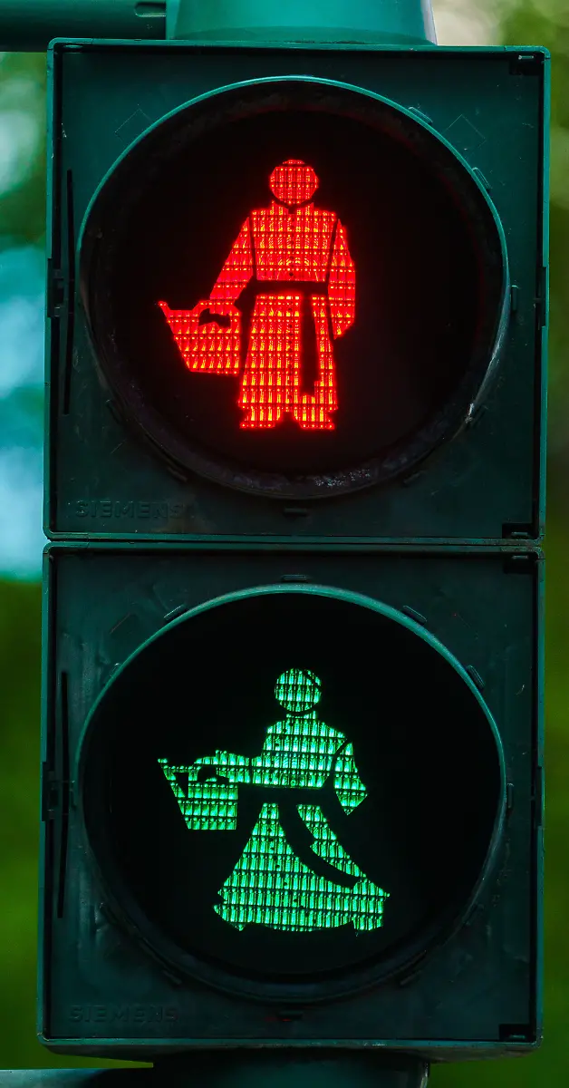 Die-Lichtzeichenanlage-zeigt-die-Silhouette-eines-gehenden-und-eines-stehenden-Pfarrer-Kneipp-Zum-200-Geburtstag-von-Pfarrer-Sebastian-Kneipp-dem-Begruender-der-nach-ihm-benannten-Naturheillehre-weiht-die-Kurstadt-offiziell-eine-Fussgaengerampel-ein-Durch-den-sogenannten-Nachleucht-Effekt-sind-kurzzeitig-sowohl-das-gruene-alsauch-das-rote-Ampelmaennchen-zu-sehen