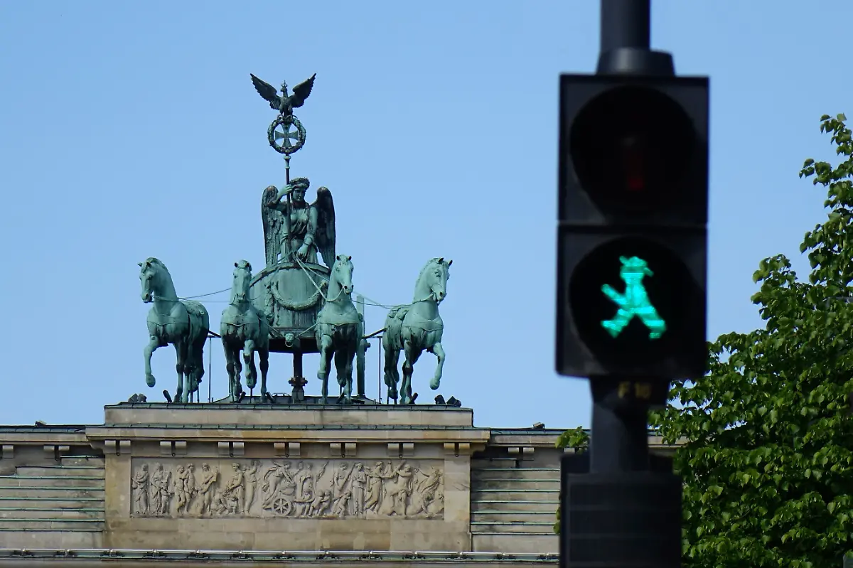 28-04-2024-Mitte-Berlin-Vor-der-Quadriga-des-Brandenburger-Tores-befindet-sich-eine-gruene-Ampel