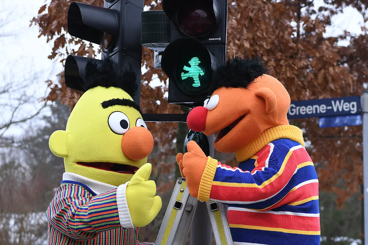 Ampeln-fuer-die-Sesamstrasse-am-13-01-2026-in-Hamburg-Ernie-und-Bert-werden-zu-Ampelmaennchen-Die-Fussgaengerampeln-Nahe-der-Hamburger-NDR-Standorte-bekommen-ein-entsprechendes-Sesamstrassen-Makeover-Ab-sofort-gilt-dort-Bei-Bert-bleibst-du-stehen-bei-Ernie-kannst-du-gehen